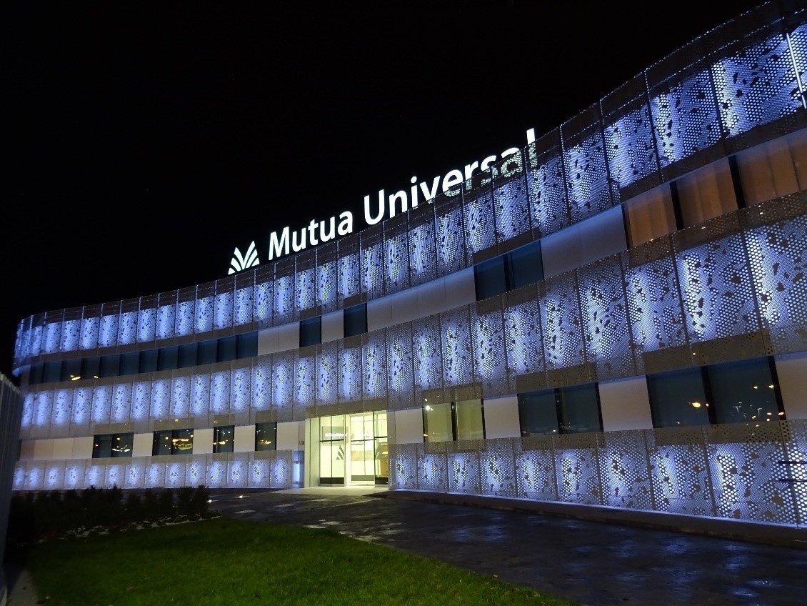 Iluminación del centro de Mutua Universal en Logroño de noche