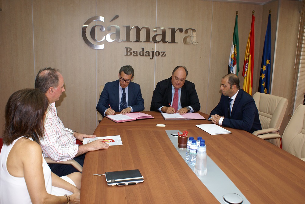 La Cambra de Comerç de Badajoz i Mutua Universal signen un acord de col·laboració