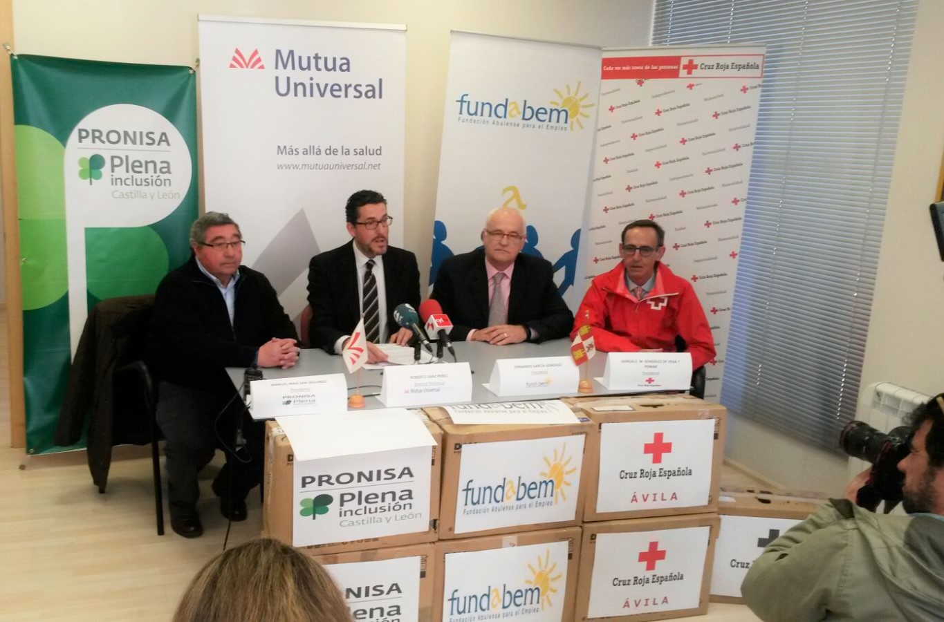 Mutua Universal doa equipos informáticos a organizacións sociais de Ávila Mutua Universal doa equipos informáticos a organizacións sociais de Ávila