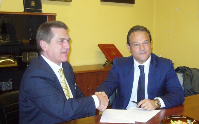The Association of Social Sciences graduates of León and Mutua Universal sign a collaboration agreement in training matter