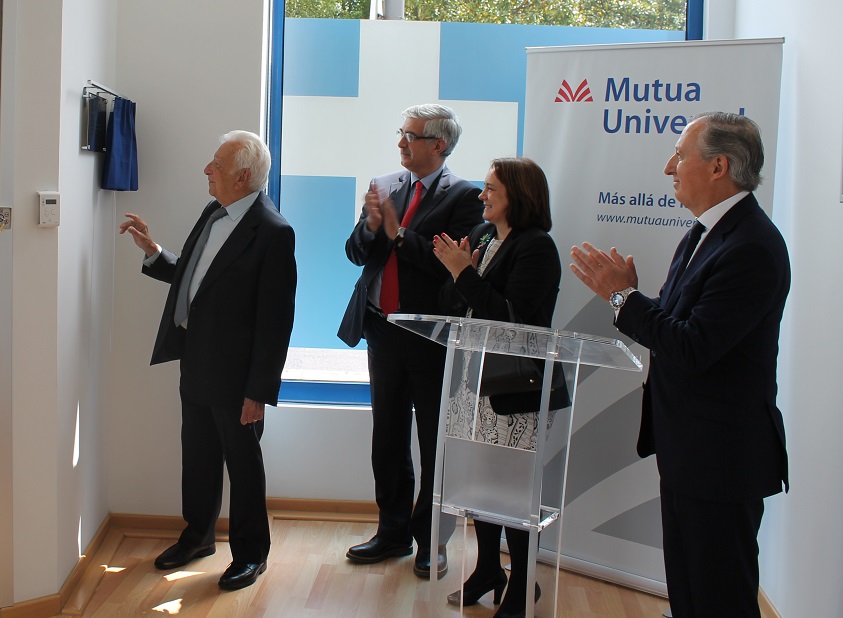 Moment del descobriment de la placa en el nou centre assistencial de Mutua Universal a Avilés