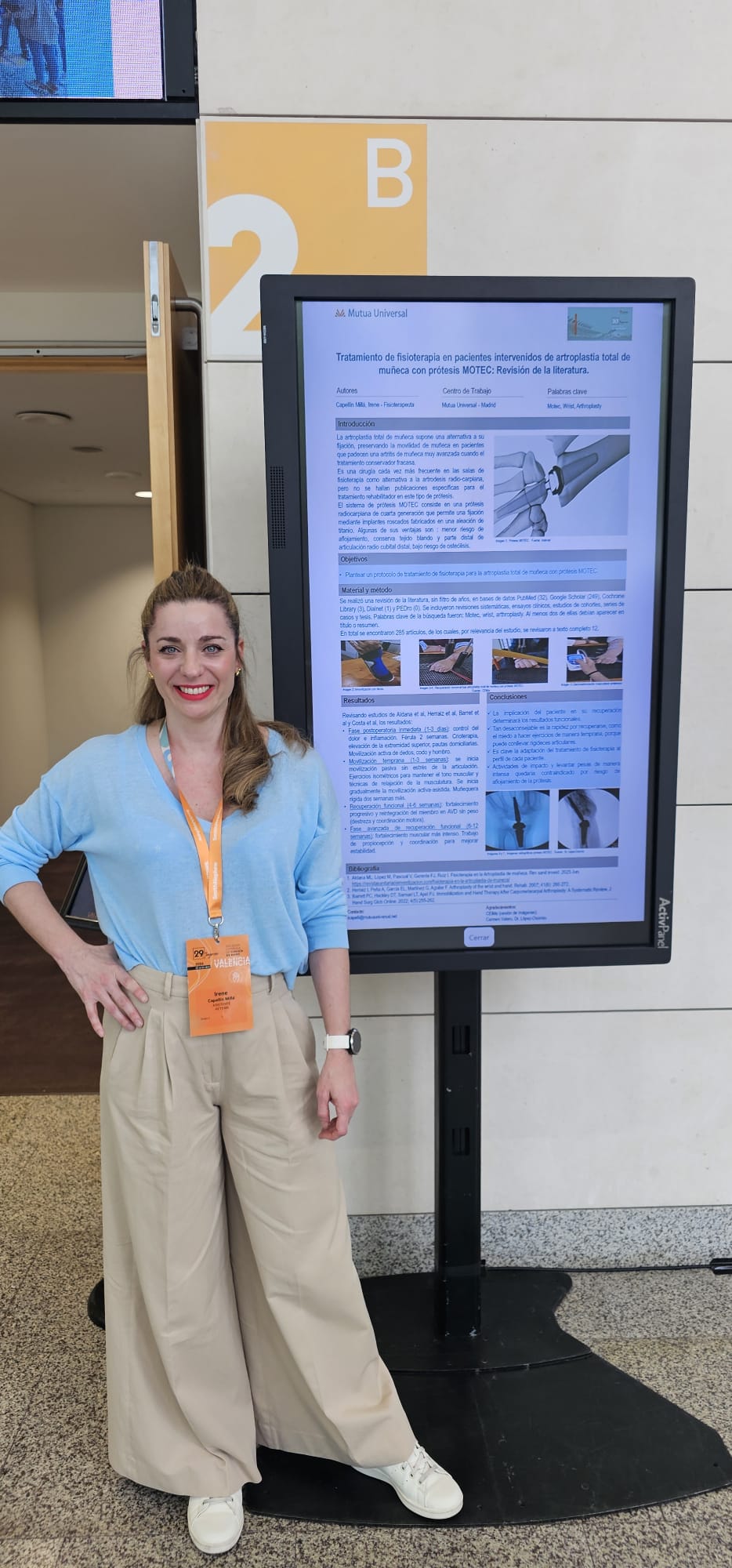 Irene Capellín exponiendo el póster científico “Tratamiento de fisioterapia en pacientes intervenidos de artroplastia total de muñeca con prótesis MOTEC: revisión de la literatura”.