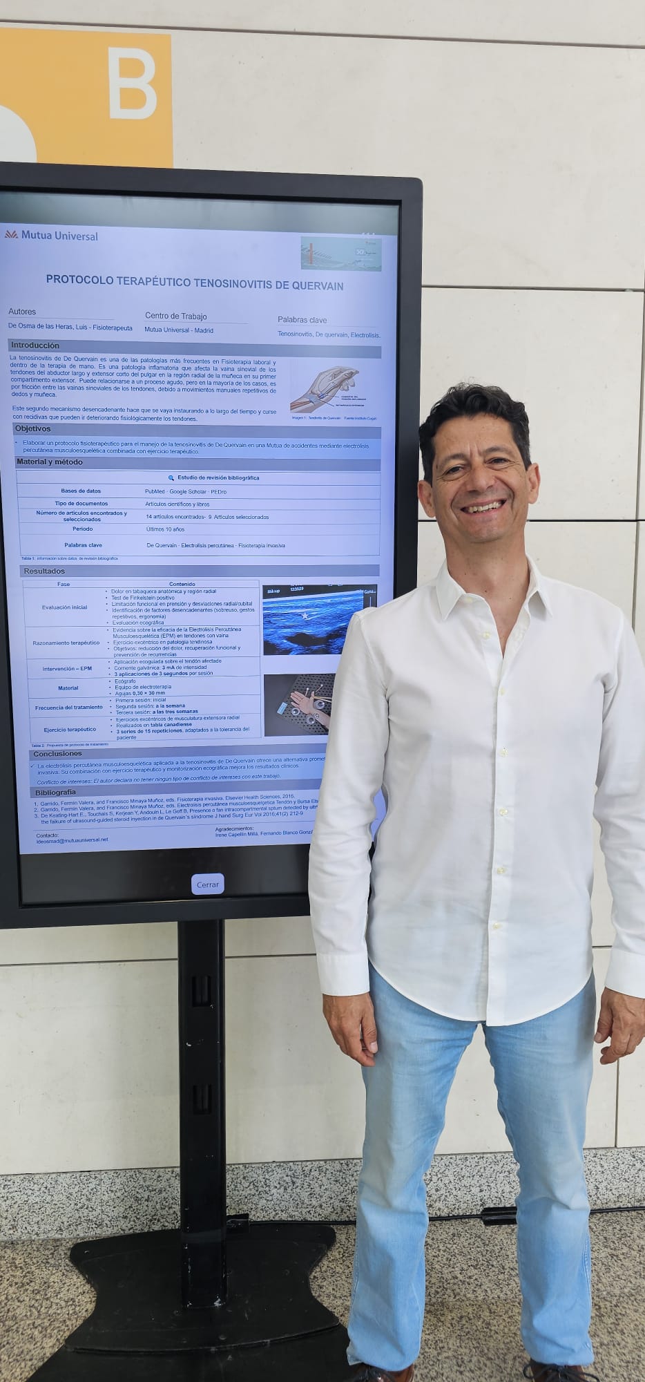 Luís de Osma en la exposición del póster científico "Protocolo terapéutico para la tenosinovitis De Quervain"