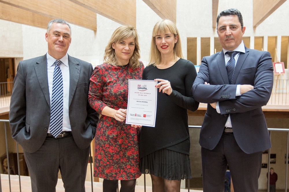 El equipo de Mutua Universal Pamplona recoge la acreditación del Sello Reconcilia