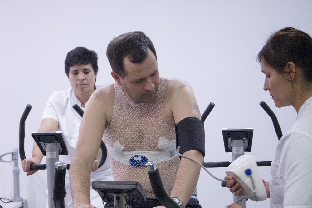 Universal Mutuaren erreabilitazioko unitate kardiakoan lanaren bilera Delfos klinikaren ospitaleko kontrol-arean Universal Mutuaren erreabilitazioko unitate kardiakoan lanaren bilera Delfos klinikaren ospitaleko kontrol-arean