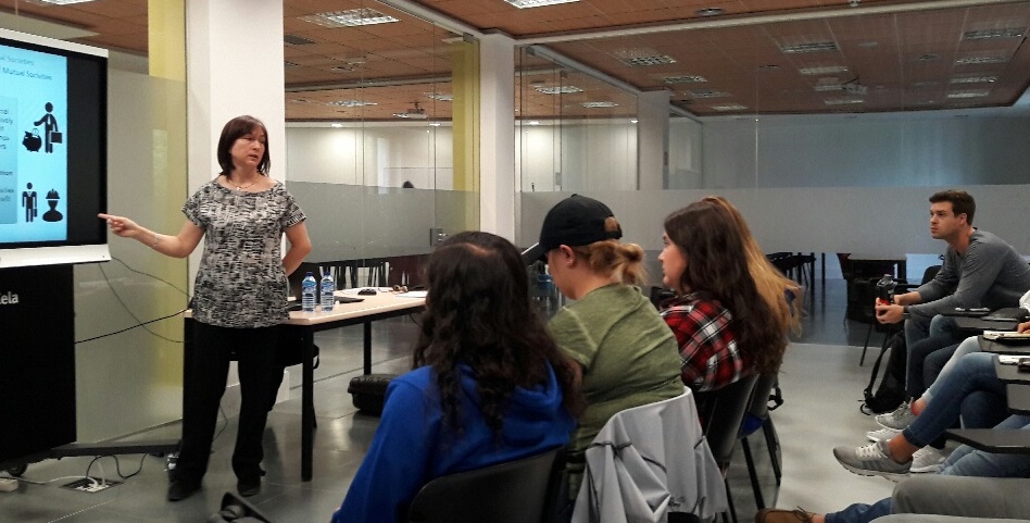 Ponencia realizada por Isabel Maya, Responsable de análisis del entorno en Mutua Universal, en la que se explicaron los conceptos básicos relativos a la figura de las mutuas y su papel dentro de la Seguridad Social Ponencia realizada por Isabel Maya, Responsable de análisis del entorno en Mutua Universal, en la que se explicaron los conceptos básicos relativos a la figura de las mutuas y su papel dentro de la Seguridad Social