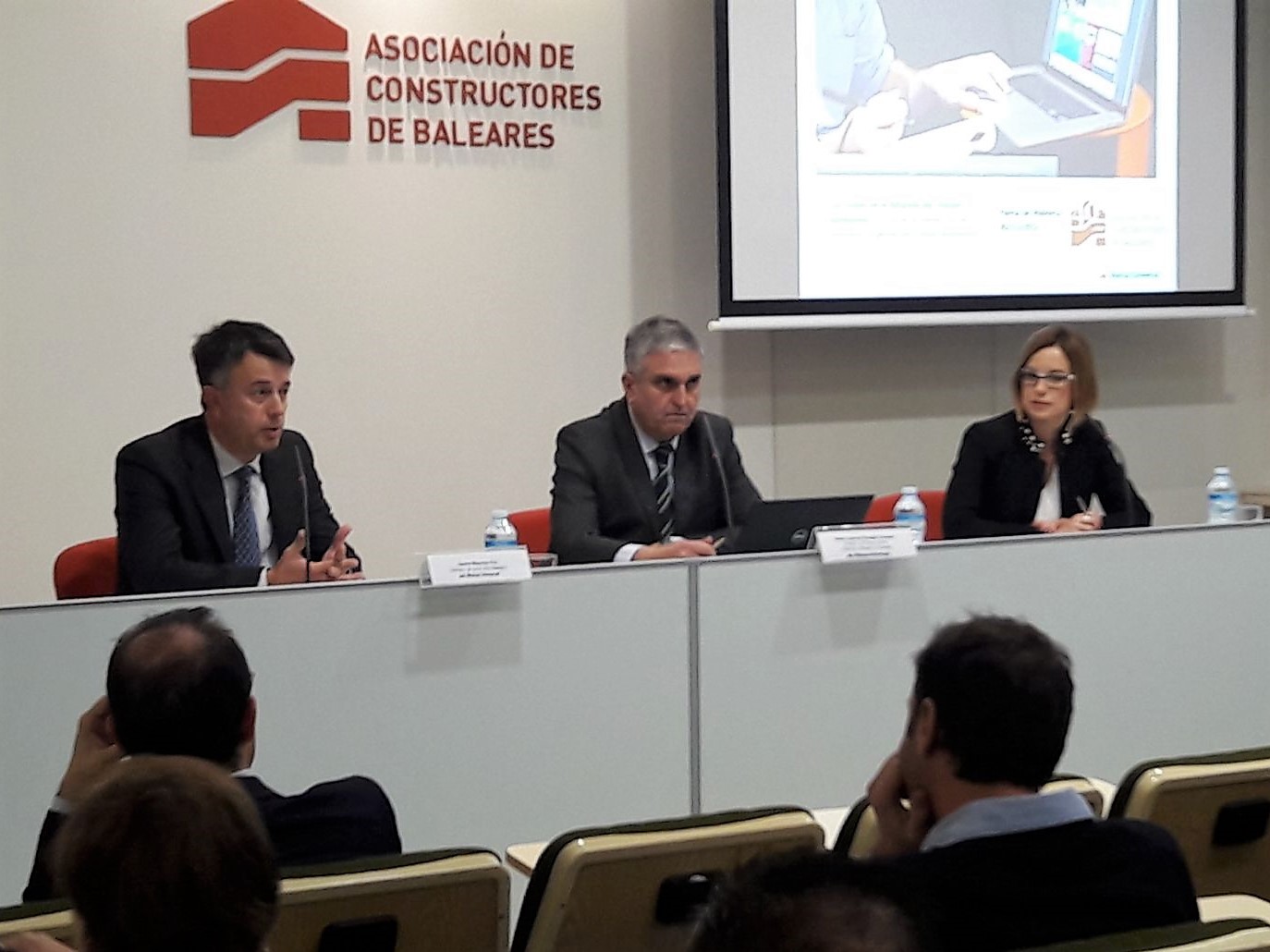 Mutua Universal explica la nova llei d'autònoms en una jornada informativa feta amb l'Associació de Constructors de les Balears