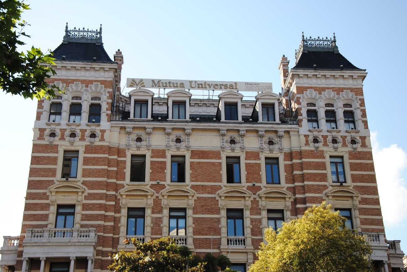 Fachada del edificio de Mutua Universal en la calle Balmes de Barcelona