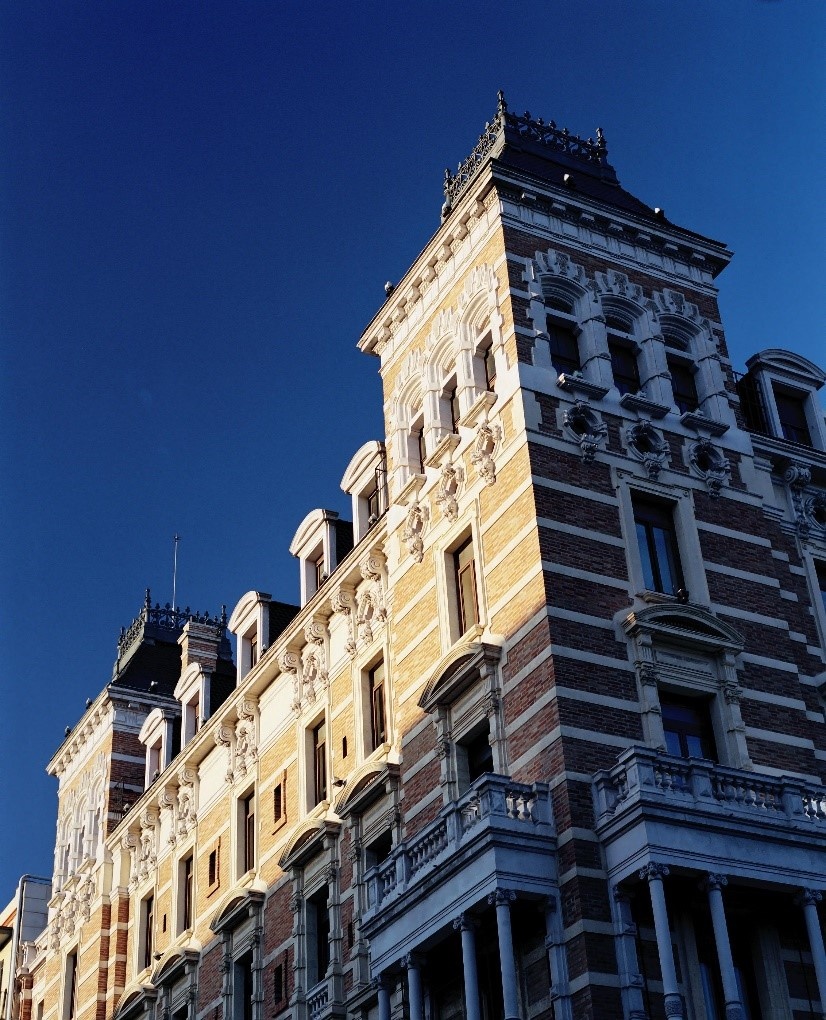 Fotografía lateral do edificio da Mutua Universal na rúa Balmes