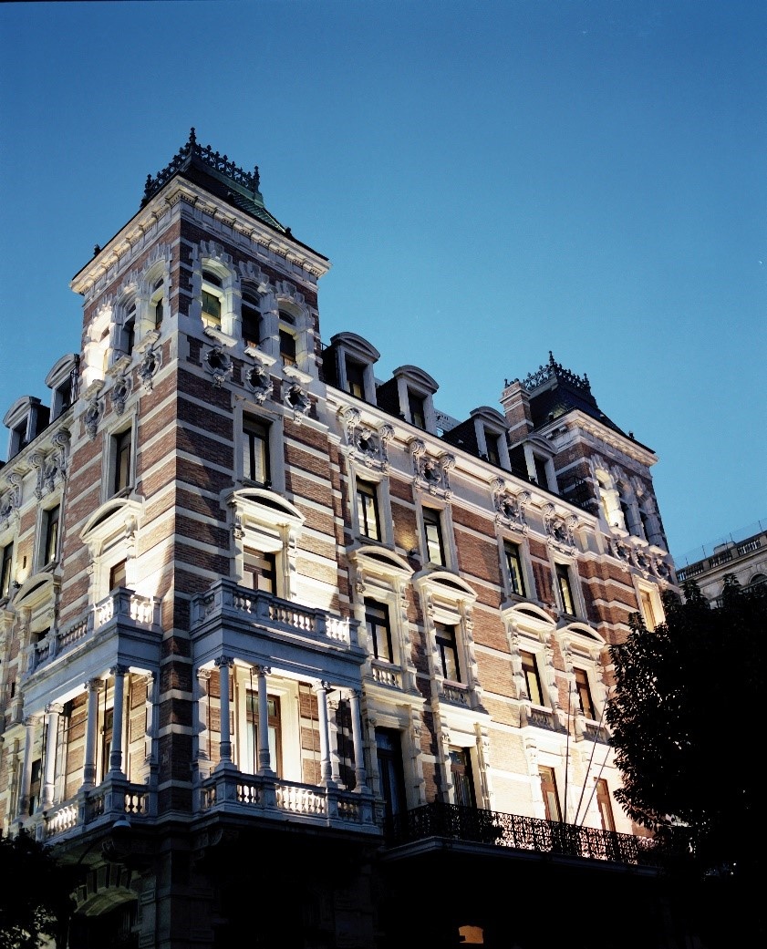 Edificio de Mutua Universal na rúa Balmes de noite