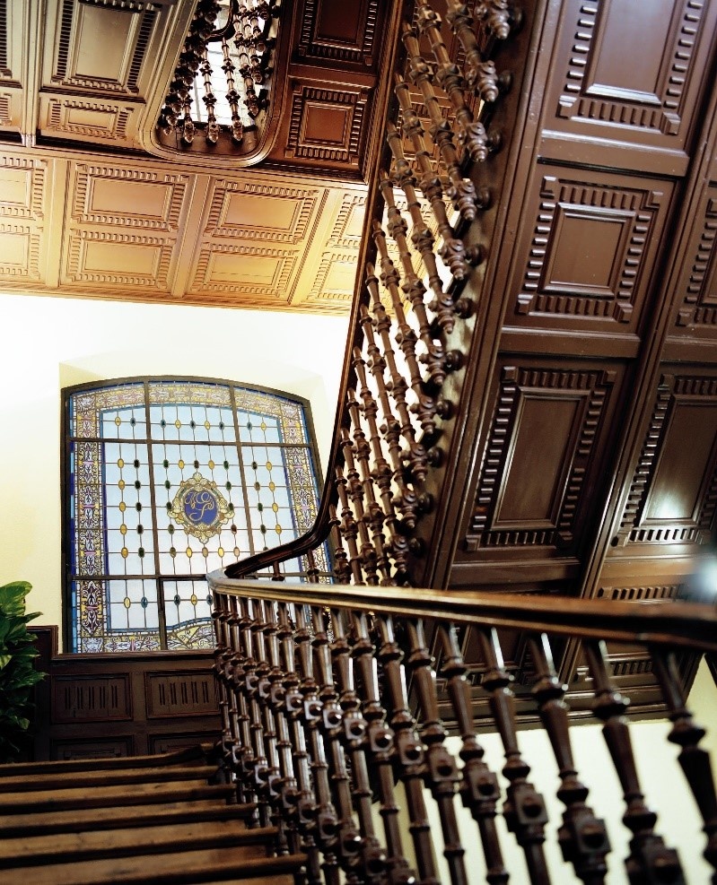 Escaleira interior da sede de Mutua Universal en Bilbao