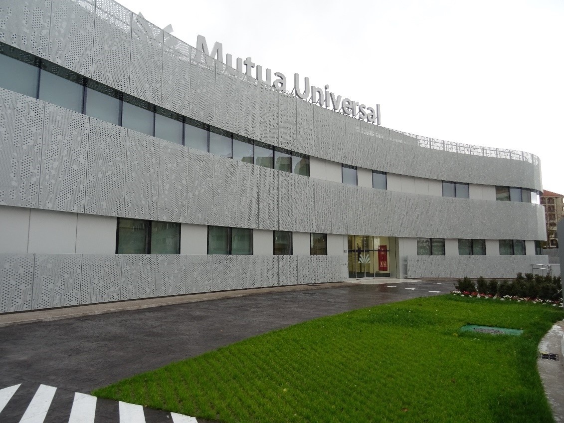 Vista lateral del edificio de Mutua Universal en Logroño