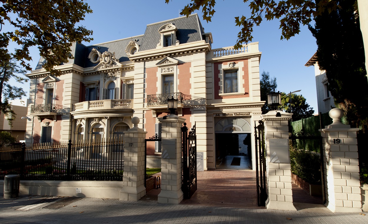 Vista frontal de la sede de Mutua Universal en Barcelona